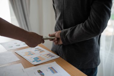 Erkek eli, iş gezilerine para gönderiyor. Yolsuzluk ve rüşvet kavramı