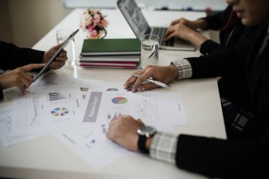 İş adamı çalışırken grafiğe bak. Birlikte konferans odasında Rapor, Satış, Pazarlama, Konsept hakkında konuşacaklar.