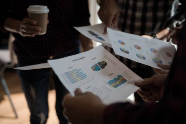 Ekose gömlekli bir kadın ve erkek çalışan bir grup insan iş yapma hakkında konuşuyor / danışmanlık yapıyor. Takım çalışması iş toplantısı