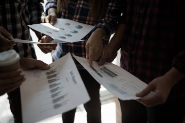 Ekose gömlekli bir kadın ve erkek çalışan bir grup insan iş yapma hakkında konuşuyor / danışmanlık yapıyor. Takım çalışması iş toplantısı