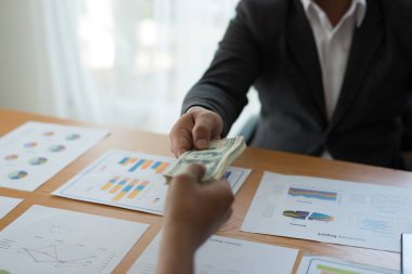 Erkek eli, iş gezilerine para gönderiyor. Yolsuzluk ve rüşvet kavramı