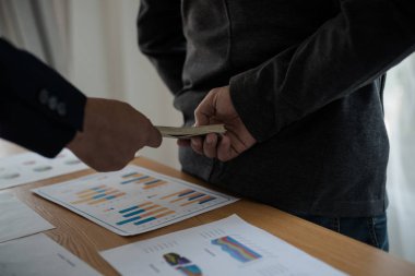 Erkek eli, iş gezilerine para gönderiyor. Yolsuzluk ve rüşvet kavramı