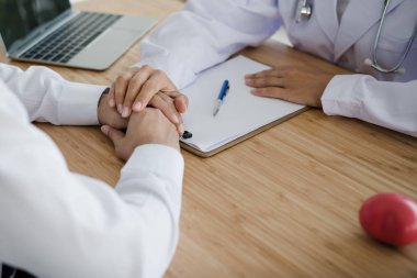 Doktor el eller hasta teşvik tutarak. Sağlık ve tıp kavramı