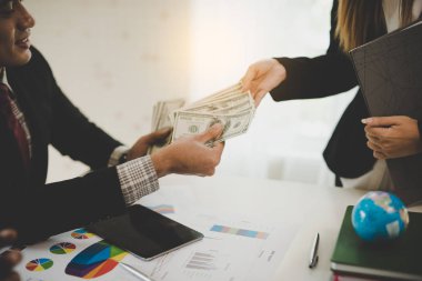 Patron, iyi çalışan bir kadın çalışana ikramiye veriyor. Şirket kârlıydı. İş başarısı kavramı.