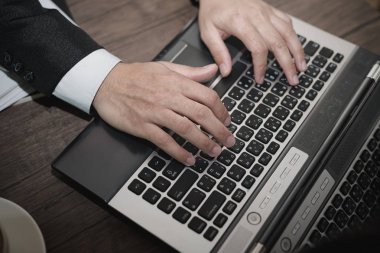 Genç Asyalı işadamı bir kafede bir dizüstü bilgisayar ile çalışma. Üstten görünüm