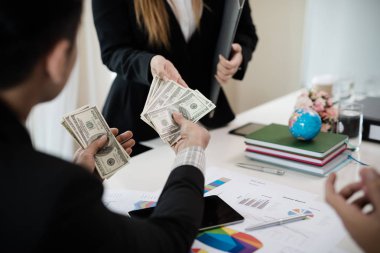 Patron, iyi çalışan bir kadın çalışana ikramiye veriyor. Şirket kârlıydı. İş başarısı kavramı.