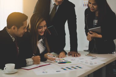 Pazarlama iş tartışılması sırasında toplantı bir grafikte işaret eden işadamı eller grupları.