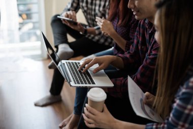 Bir grup iş erkek ve kadınların iş finans konuşmaya ve muhasebe ve Pazarlama Online bir dizüstü bilgisayar kullanarak