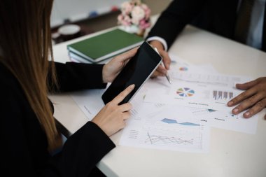 Dijital tablet ve Pen 'i elinde tutan işadamının eli konferans odasında Rapor, Satış, Pazarlama, Konsept hakkında konuşuyor.