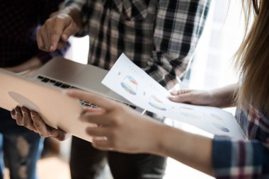 Bir grup iş erkek ve kadınların iş finans konuşmaya ve muhasebe ve Pazarlama Online bir dizüstü bilgisayar kullanarak