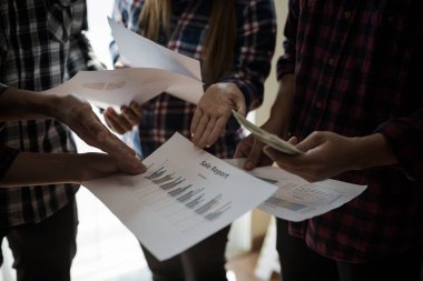 Ekose gömlekli bir kadın ve erkek çalışan bir grup insan iş yapma / Kâr Sağlama Fonu hakkında konuşuyor / danışmanlık yapıyor. Takım çalışması iş toplantısı