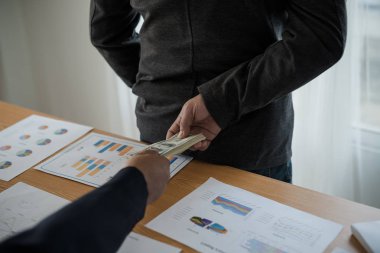 Erkek eli, iş gezilerine para gönderiyor. Yolsuzluk ve rüşvet kavramı