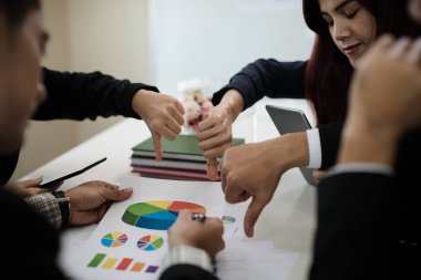 Asyalı iş adamlarının grupları el aşağı veya baş parmakları gibi değil. Toplantıdaki geri bildirim..