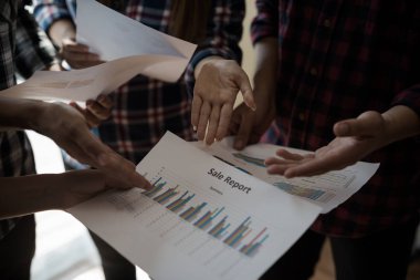 Ekose gömlekli bir kadın ve erkek çalışan bir grup insan iş yapma hakkında konuşuyor / danışmanlık yapıyor. Takım çalışması iş toplantısı