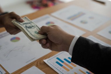 Erkek eli, iş gezilerine para gönderiyor. Yolsuzluk ve rüşvet kavramı