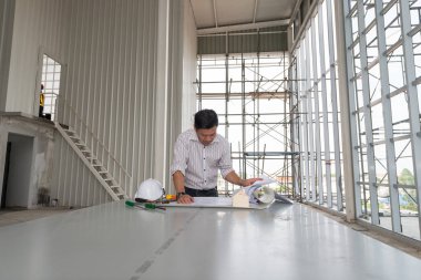 Erkek mühendisler bina inşaat izle modelini duruyorsun