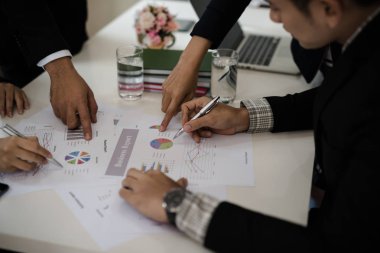 Grafik için işadamı noktasının el. Rapor, pazarlama, satış, hedef hakkında konferans oda mesaj birlikte tartışmaya finans ve muhasebe kavramı.