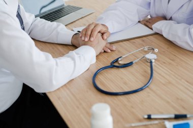 Doktor el eller hasta teşvik tutarak. Sağlık ve tıp kavramı