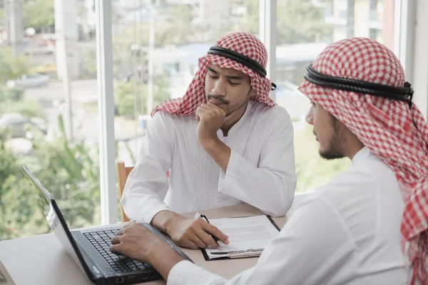 Due Uomini Arabi Affari Seduti Lavorare Con Computer Portatile Stanno — Foto Stock