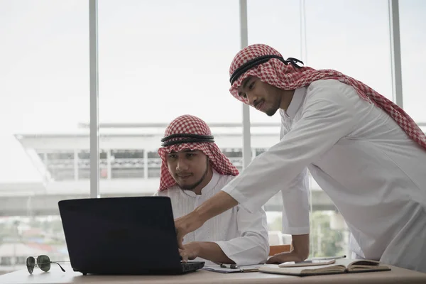 Due Uomini Arabi Affari Seduti Lavorare Con Computer Portatile Stanno — Foto Stock