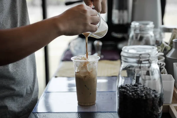 Barista Masculino Vertió Café Vaso Lugar Trabajo Cafetería Café Forzado — Foto de Stock