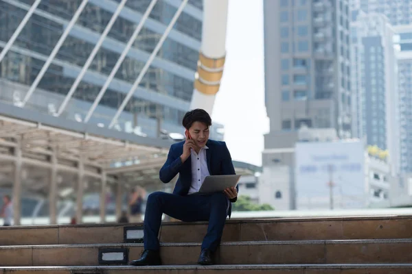 Молодой Азиатский Бизнесмен Разговаривает Мобильному Телефону Смотрит Ноутбук Коммуникации — стоковое фото