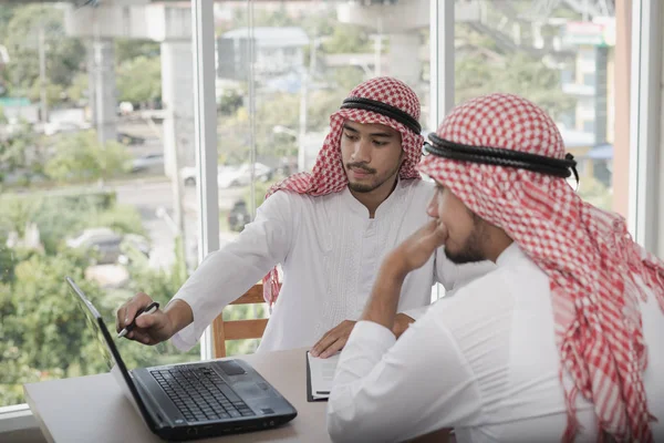 两名阿拉伯商人坐在笔记本电脑旁工作 他们是业务分析 头脑风暴 团队合作 会议概念 — 图库照片