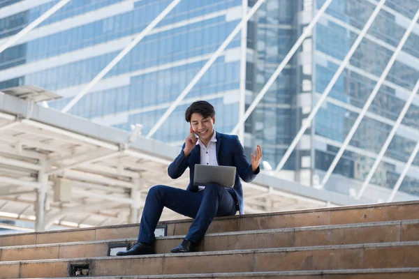 Молодой Азиатский Бизнесмен Удовольствием Разговаривает Мобильному Телефону Смотрит Ноутбук Коммуникации — стоковое фото