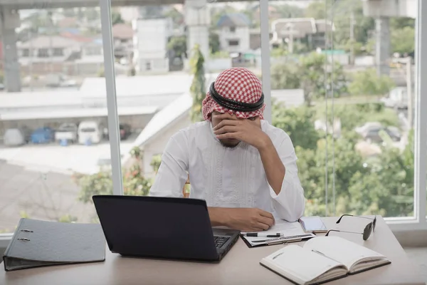 商人阿拉伯人在笔记本电脑上工作了很长时间 他们坐在那里很紧张 情绪低落 工作压力的概念 — 图库照片