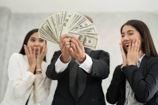 Feliz Empresário Empresária Com Dinheiro Mostrando Negócios Bem Sucedidos — Fotografia de Stock