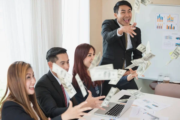 Asyalı Adamı Kadın Grupları Başarılı Burada Çok Para Var Ofis — Stok fotoğraf