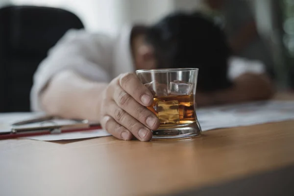 Homme Affaires Asiatique Stressé Tenant Verre Whisky Dort Data Charts — Photo