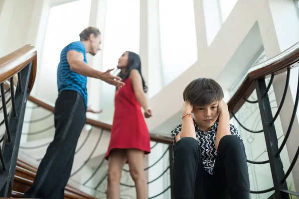 Chico Sienta Las Escaleras Casa Los Padres Discuten Concepto Problemas — Foto de Stock