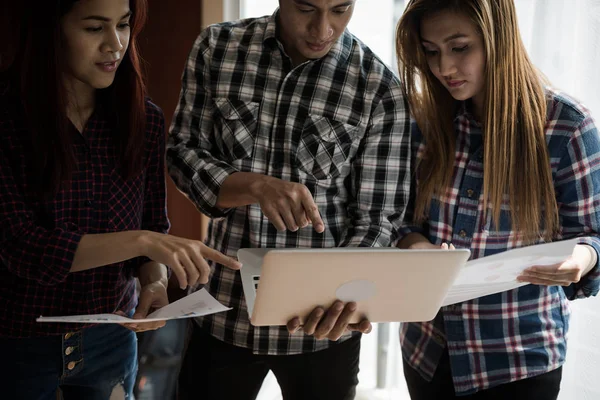 Grupo Personas Que Trabajan Hombre Mujer Camisa Cama Usa Portátil — Foto de Stock