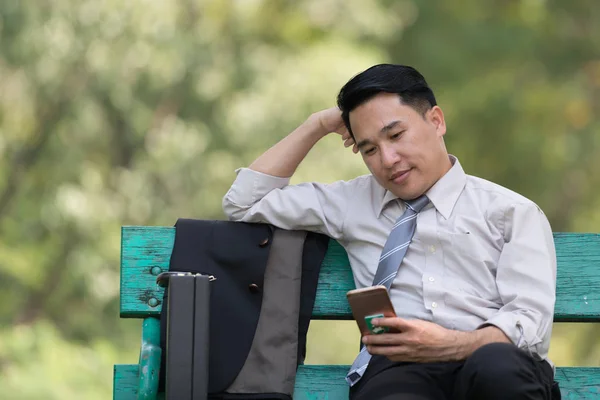 Homme Affaires Asiatique Relaxant Dans Parc Après Travail Regarde Téléphone — Photo