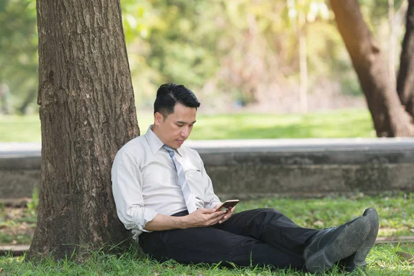 Homme Affaires Asiatique Relaxant Dans Parc Après Travail Regarde Téléphone — Photo