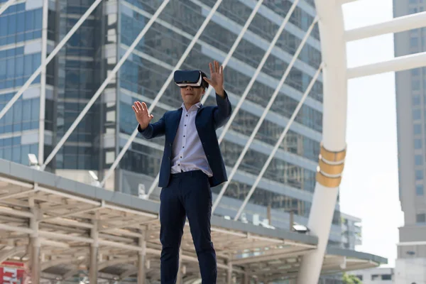 Молодой Азиатский Бизнесмен Костюме Очках Виртуальной Реальности Который Пытается Потрогать — стоковое фото