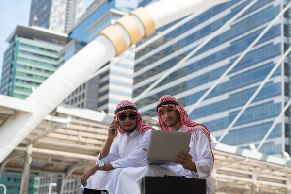 Due Giovani Uomini Affari Arabi Siedono Parlare Mentre Lavorano Con — Foto Stock