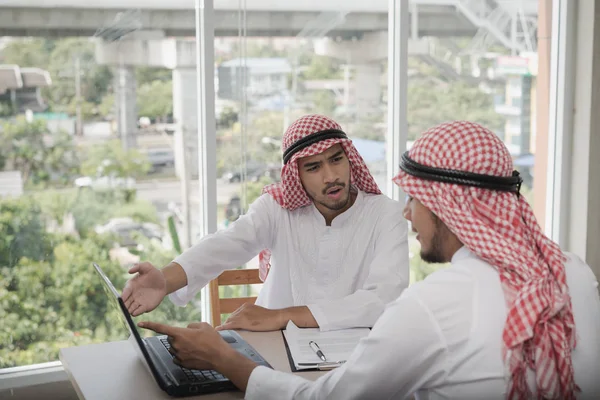 两名阿拉伯商人坐在笔记本电脑旁工作 他们是业务分析 头脑风暴 团队合作 会议概念 — 图库照片