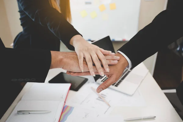 Gruppe Asiatischer Jungunternehmer Vereint Die Hände Für Die Arbeit Den — Stockfoto