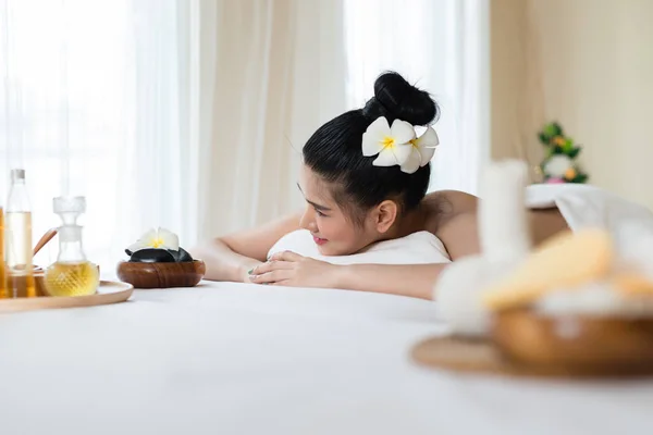 Mooi Aziatisch Meisje Glimlach Ontspannen Spa Massage Salon — Stockfoto