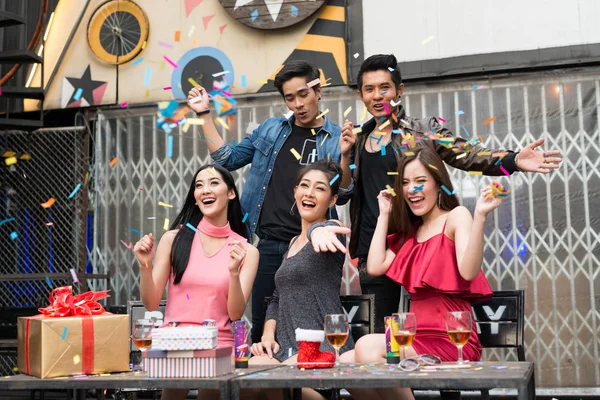 Happy Time Grupo Ásia Belos Jovens Comemorando Juntos Festa Boate — Fotografia de Stock
