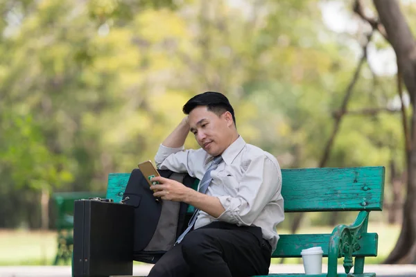 Ázsiai Üzletember Lazít Parkban Munka Után Nézi Telefont Élvezi Árnyékát — Stock Fotó