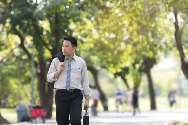 Fiatal Ázsiai Üzletember Stresszes Arcot Vág Parkban Sétált — Stock Fotó