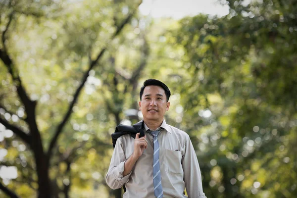 Fiatal Ázsiai Üzletember Boldog Arcot Vág Parkban Sétált — Stock Fotó
