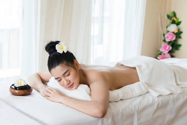 Belle Fille Asiatique Détendre Dans Massage Spa Dans Salon — Photo