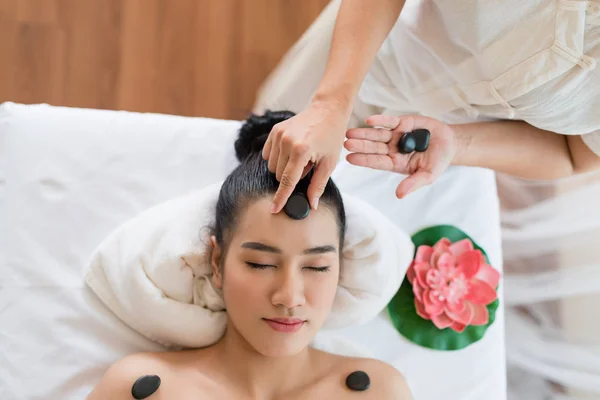 Jong Mooi Aziatisch Vrouw Ontspannen Met Facial Massage Met Minerale — Stockfoto