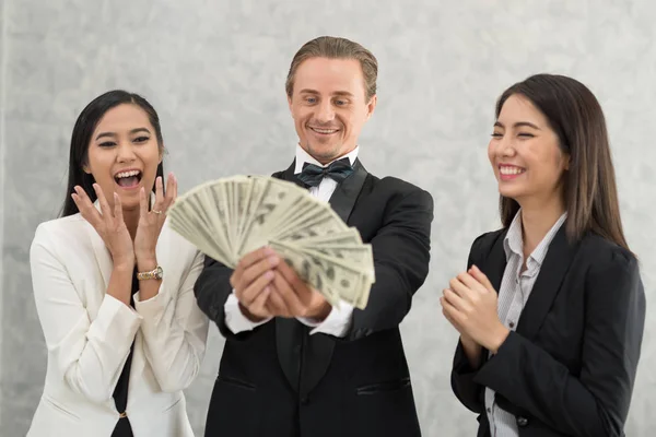 Glad Affärsman Och Affärskvinna Med Pengar Visar Framgångsrikt Företag — Stockfoto