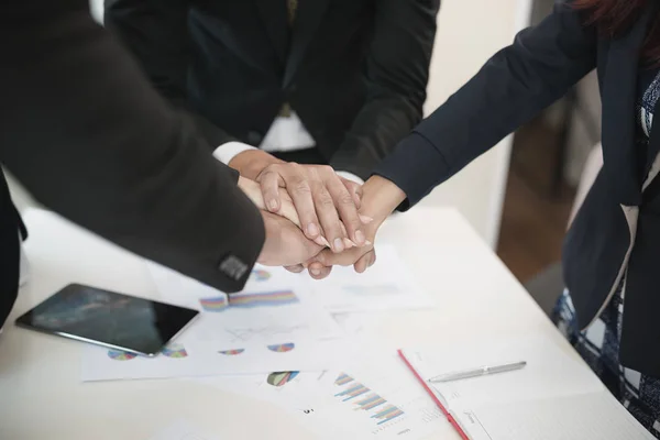 Gruppe Asiatischer Jungunternehmer Vereint Die Hände Für Die Arbeit Den — Stockfoto