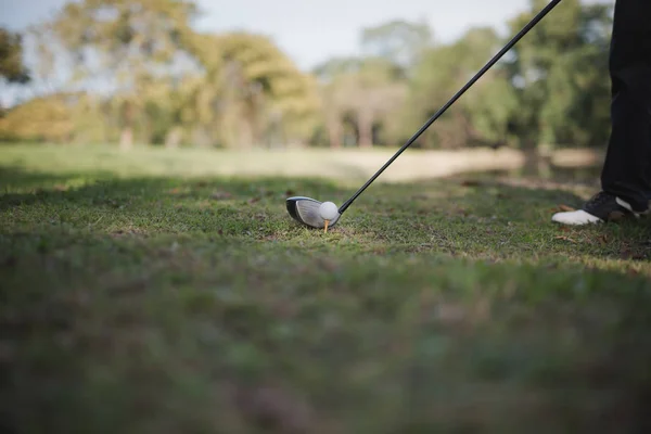 Golfistas Asiático Homem Mostrar Bater Varrendo Gramado Verde Vista Ângulo — Fotografia de Stock